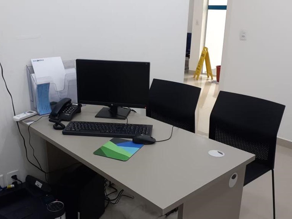 Interior do consultório do Dr. Luiz Mauricio Fogel na clínica Qualimédica em Ipanema